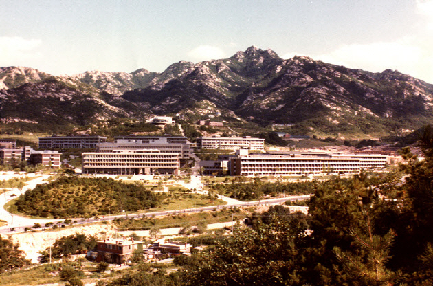 관악산에서 바라본 1970대 후반 대학본부를 비롯한 캠퍼스 전경