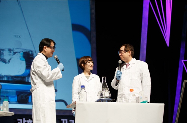 왼쪽부터 진동 실험시연 중인 김성근 자연과학대학장, 오레나 화학부 대학원생, 성낙인 총장