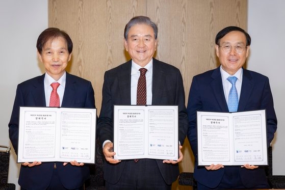 (왼쪽부터)이광형 KAIST총장, 홍석현 중앙홀딩스 회장과 오세정 총장