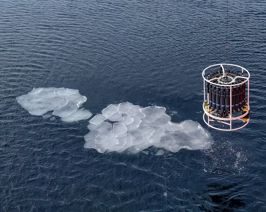 쇄빙연구선 아라온호에서 활용한 해양물리 관측장비의 운용 모습