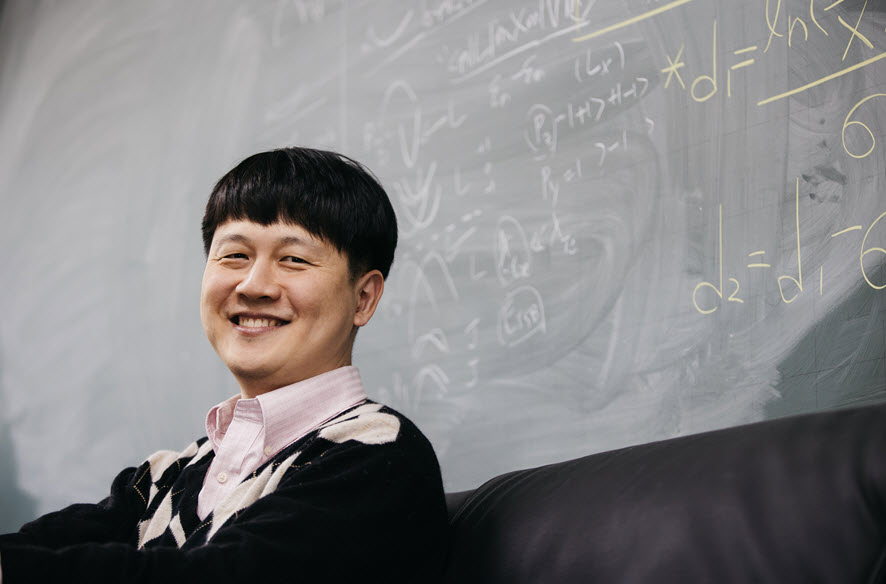2020 학술연구교육상 교육부문을 수상한 박철환 교수(물리천문학부)