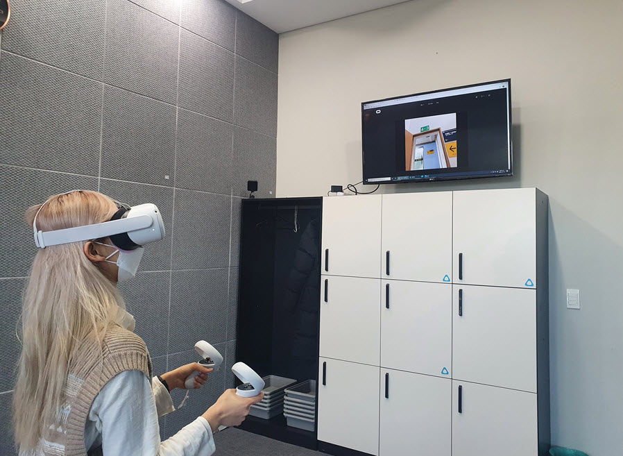 VR체험존에서 이뤄지는 서울대 중앙도서관 VR Tour 진행 모습