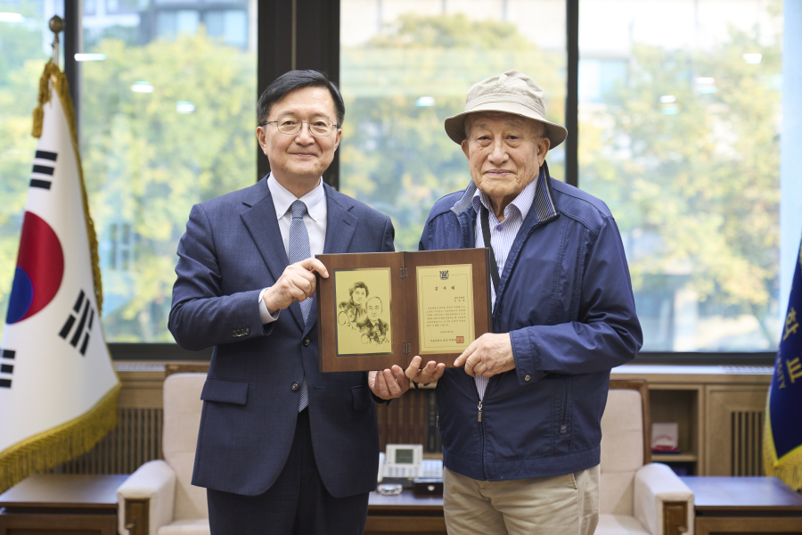 유홍림 총장과 류대섭 동문이 기념촬영을 하고 있다.