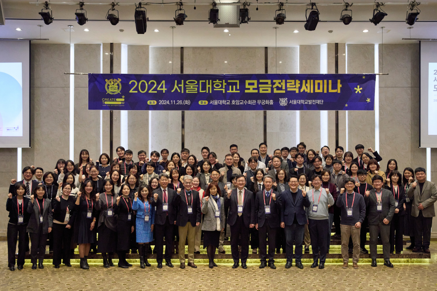 참석자들이 행사에 앞서 단체 사진을 촬영하고 있다.