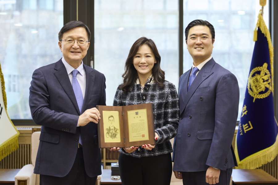 유홍림 총장과 박지훈 대표가 기념 촬영을 하고 있다.