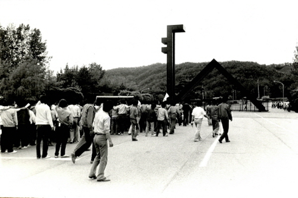 교문검색 반대 시위 - 인문대 학생들 교문으로, 1984