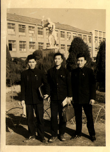 1961년 사범대학 교정의 4·19기념 동상 앞에서, 1961.12. (우세홍 기증)