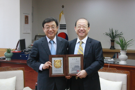 오연천 총장과 김철호 교수