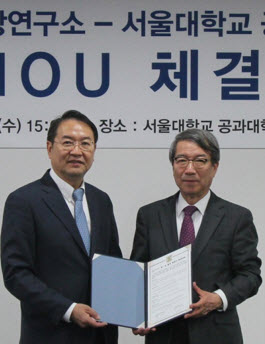 서울대 공과대학 이건우 학장(왼쪽)과 동반성장연구소 정운찬 이사장(오른쪽)이 협약을 체결한 후 기념 촬영을 하고 있다.