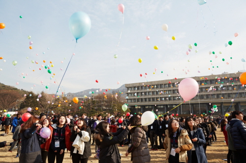 2015 새내기 OT 행사에 참가한 신입생들이 하늘을 향해 풍선을 날리고 있다