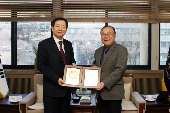 성낙인 총장과 박용호 교수