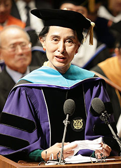 기념 연설을 하는 아웅 산 수 지