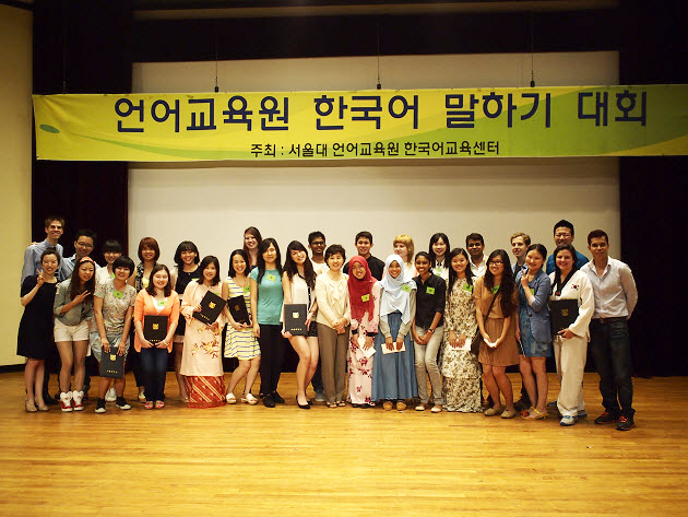중강당에서, 저급반 한국어 말하기 대회 발표자 단체 사진