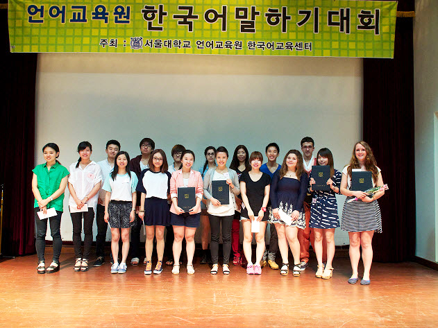 박물관 강당에서, 고급반 한국어 말하기 대회 발표자 단체 사진