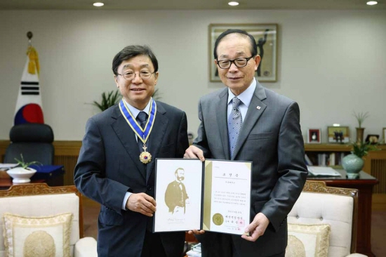 오연천 총장과 유종하 대한적십자사 총재