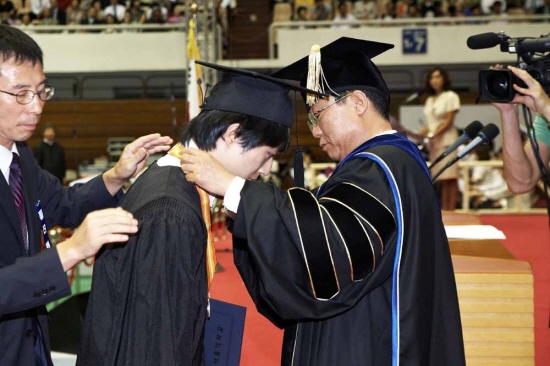 학위증서를 수여중인 오연천 총장