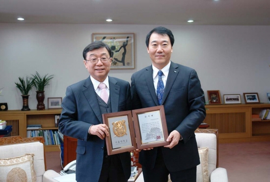 오연천 총장과 김용성 두산인프라코어 대표