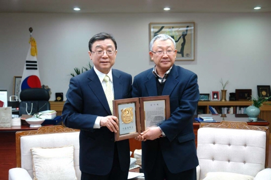 오연천 총장과 류경오 대표