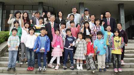 서울대 이장무 총장과 신리초등학교 어린이들 사진