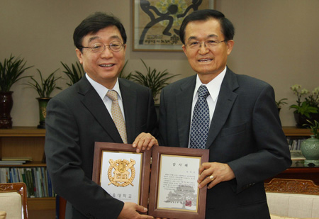 서울대 오연천 총장(왼쪽), 김의신 교수(오른쪽)