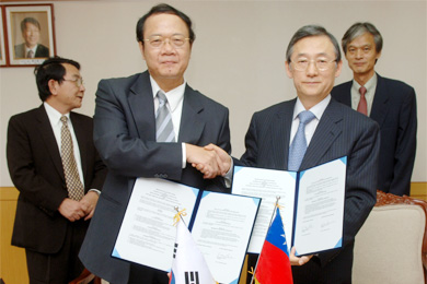 본부협정 107번째인 중국 칭화대학과의 교류협정체결식, 2006년 9월 22일
